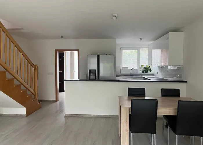 House With Garden Near Centre *